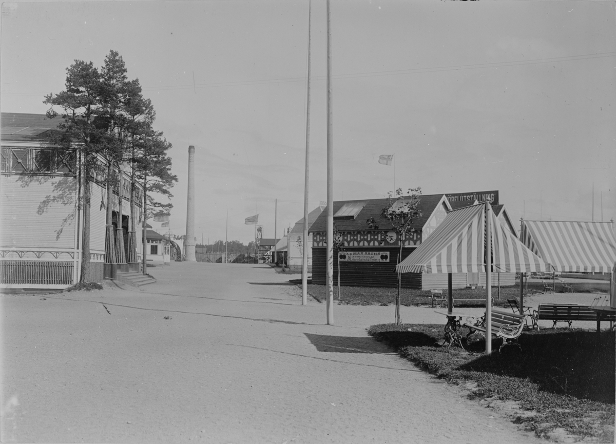 Industri- och Slöjdutställningen i Gävle 1901. Skogs- och möbelutställning. Exteriörbild. Bild från tidskriften Hemmets bildmaterial.