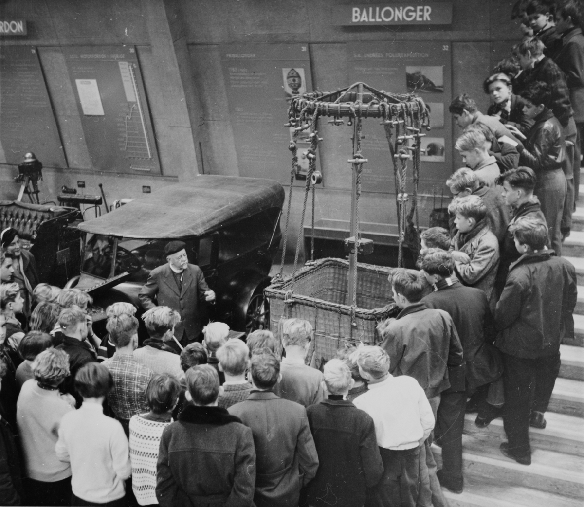 Professor Gösta Bodman berättar för skolbarn om Andrées ballongkorg på Tekniska museet 1954.