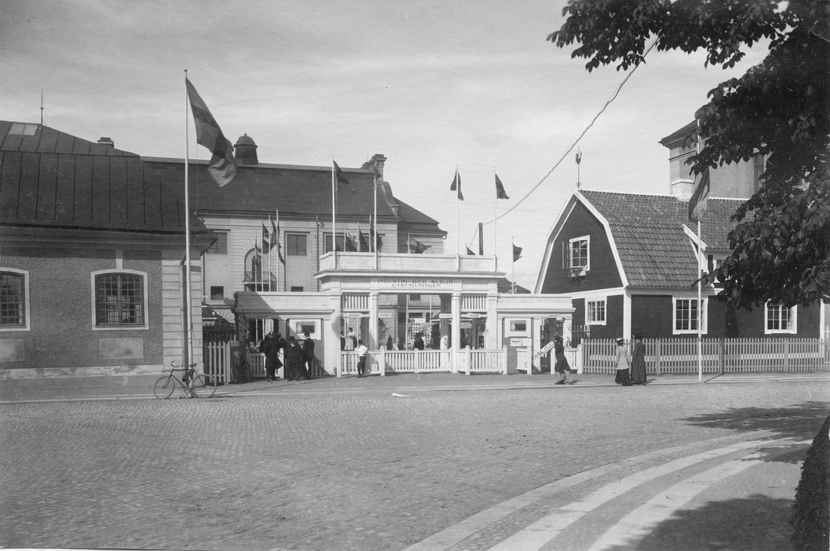 Industriutställningen i Örebro 1911. Ingången till utställningen. Bild från tidskriften Hemmets bildmaterial.