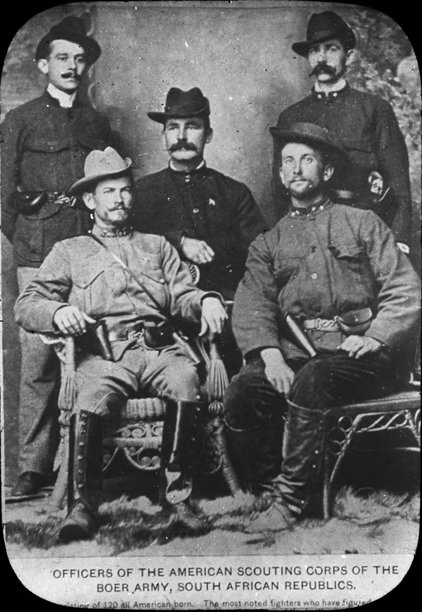 Skioptikonbild, gruppbild av Amerikanska officerare, Sydafrika.
"Officers of the American Scouting Corps of teh Boer Army, South Afrikan Republic".