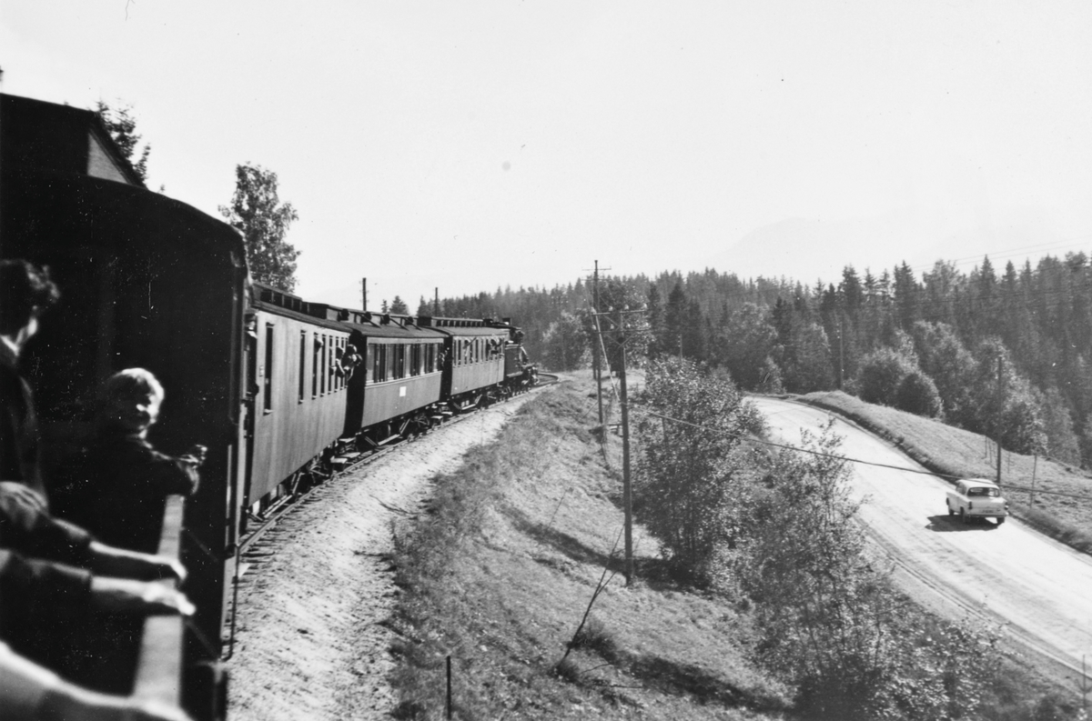 Utsikt fra bakerste vogn i A/L Hølandsbanens veterantog underveis fra Krøderen til Vikersund.