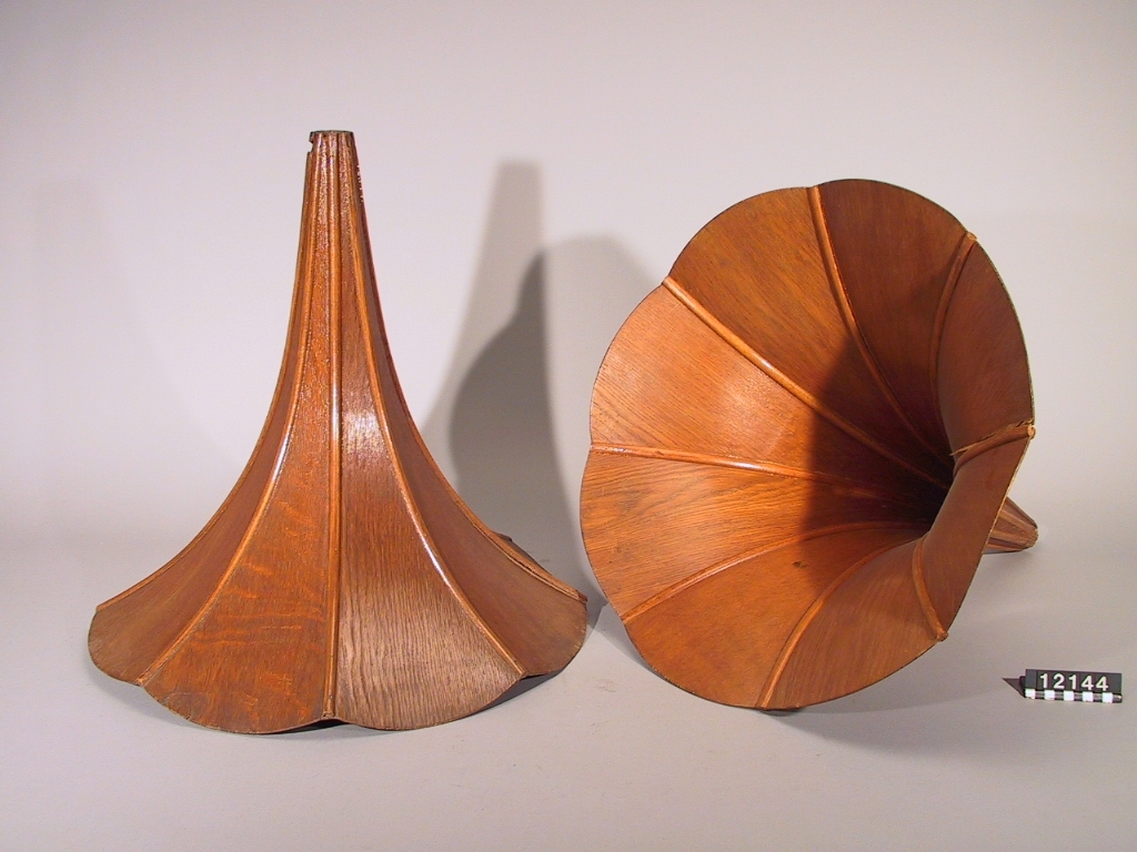 Två ljudtrattar för grammofoner, klockformiga, av trä. Spruckna,den ena i två delar.