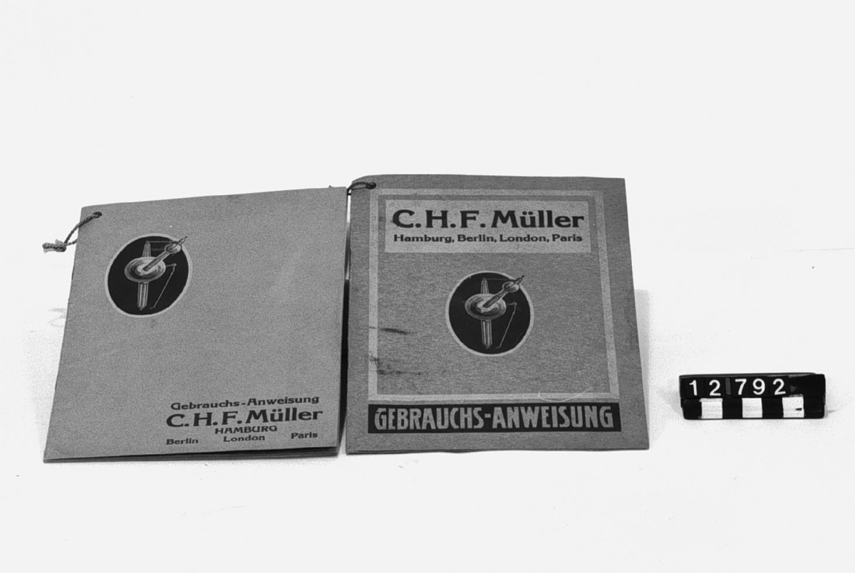 Två broschyrer om röntgenrör från C.H.F. Müller samt "Radiovoitre X de Sabourand et Noire". Tabletter i pärm för mätning av röntgenstrålning.