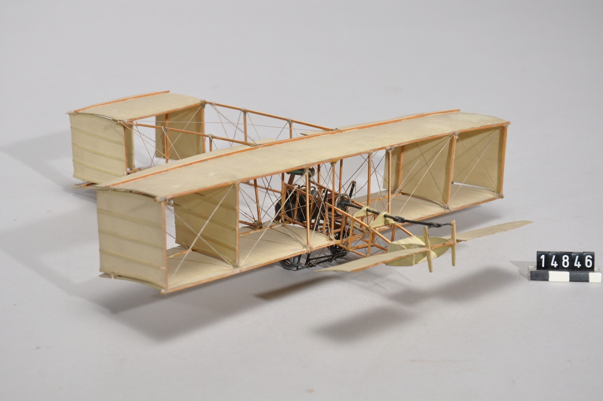 Modell i skala 1:40 av ett franskt biplan från Les Freres Voisin, Frankrike. Tillverkad av trä, ståltråd, papper.