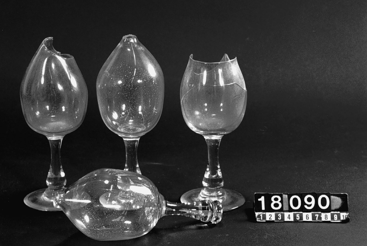 14 st. (1 ?) prov på olika stadier i tillverkningen av dricksglas med fot. Etsad etikett: "Fredrik Brusewitz Limmared" och nr "1"-"13".