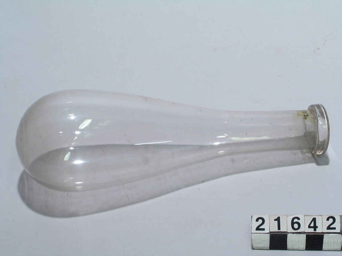Förlag av ofärgat glas med fläns vid halsen. Rymd ca. 150 cm3.