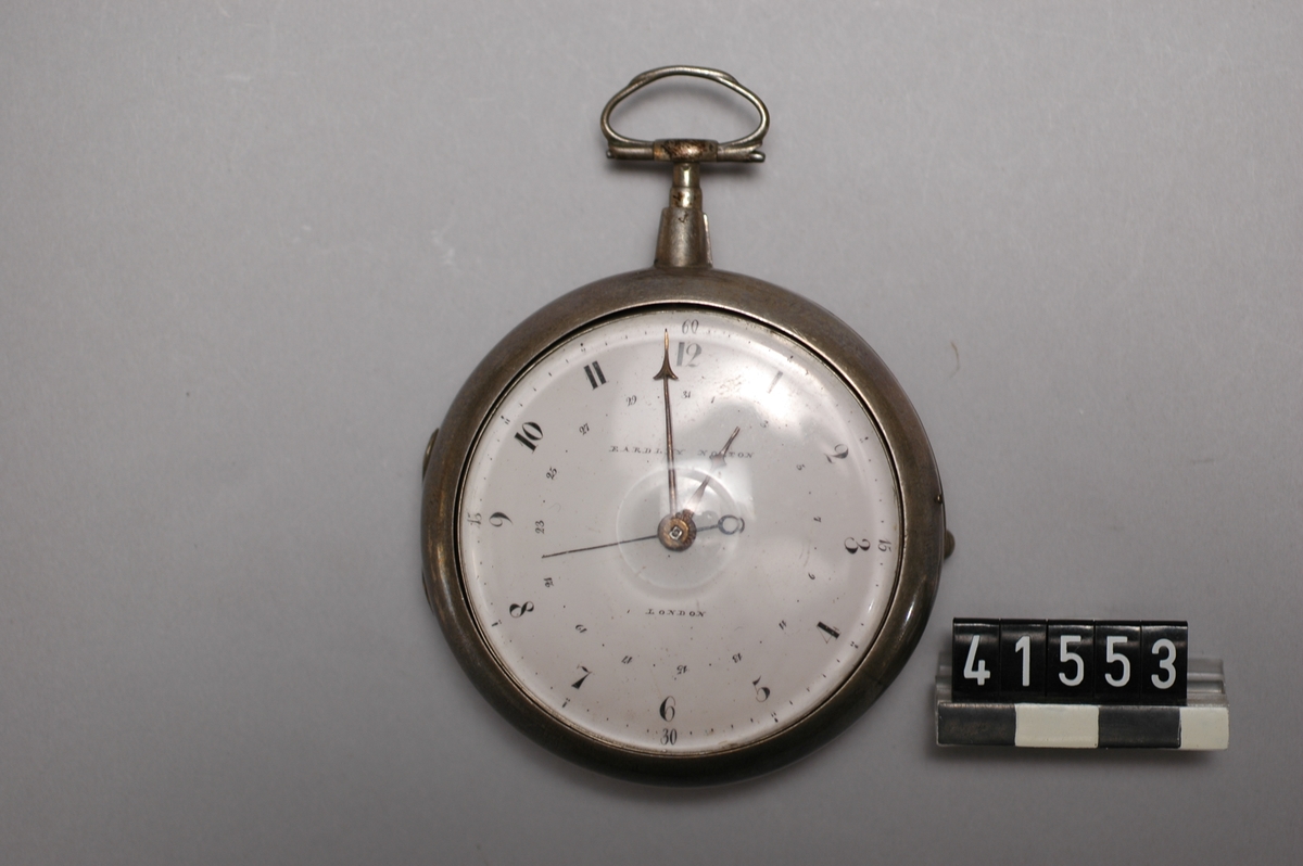 Spindelur med datumvisare i dubbel silverboett med oläsliga stämplar. Verket sign " Eard. Norton, london, 1004". Kronometerur