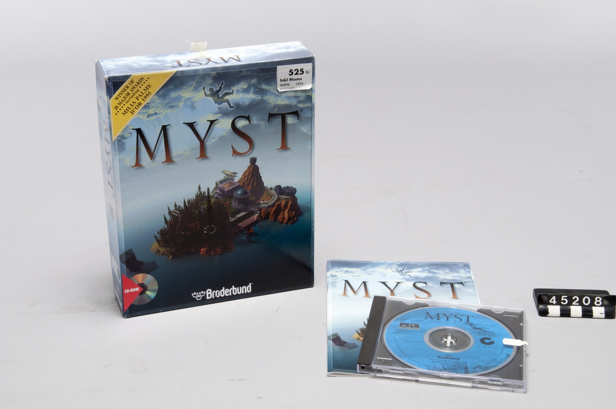 Datorspel Myst, på CD-ROM, med bruksanvisning och kartong.  Spelet är inriktat på problemlösning och pussel. Spelaren upplever spelvärlden utifrån ett subjektivt perspektiv och färdas till olika delar i världen där problem och gåtor ska lösas för att komma vidare i spelet.