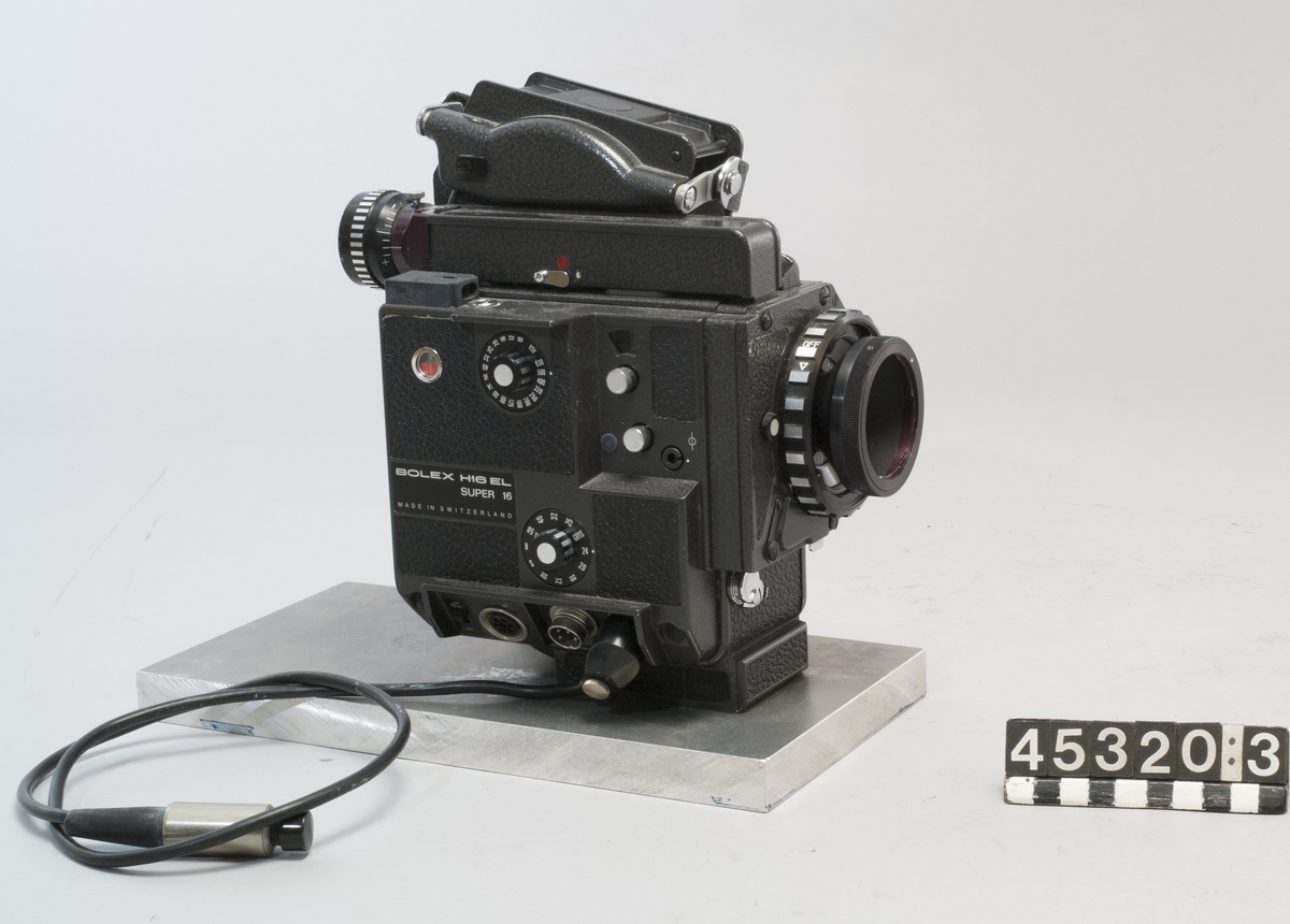 Filmkamera avsedd att monteras tillsammans med TM45320:1 och TM45320:2. Med  nätaggregat TM45320:5. Kameran är monterad på en kloss av aluminium, vilken fästes på stabilt bord.  Med Ni-Cd-batterier: 12 V 1,2 Ah samt 12 V 0,45 Ah. Tre linser i ask av papp.