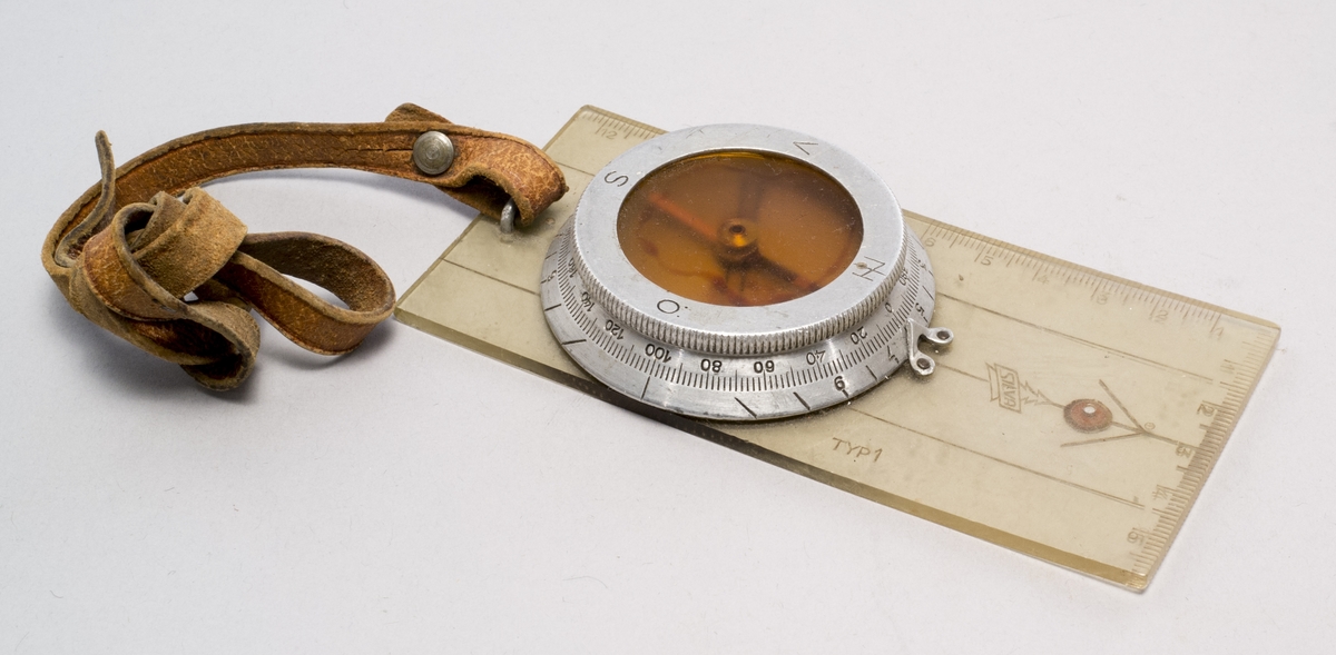 Silva kompass av typ 1, med läderrem. 400 graders indelning.  Kapseln har krympt och nålen har fastnat. Linjalen har kroknat.