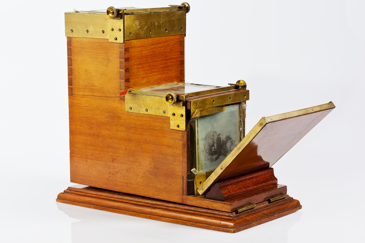 This chromoscope belonged to John Hertzberg and later Helmer Bäckström when teaching photography at Kugliga Tekniska Högskolan in Stockholm. "Prof Dr Miethes Betrachtungs-Apparat", chromoscope for viewing color images is based on the first practical breakthrough for viewing color photography invented in 1891 by Fredrich Ives (1856-1937), in Philadelphia. Three negatives, one in each primary color (green, red blue) on a single plate. The slide was made directly from that plate and viewed in an apparatus that Ives called the "photochromoscope."