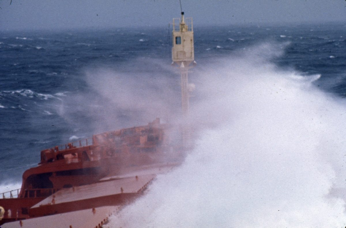 Bølger skyller inn over dekket på M/S ‘Vikara’ (b.1973, Mitsubishi Heavy Industries Ltd., Kobe, Japan).