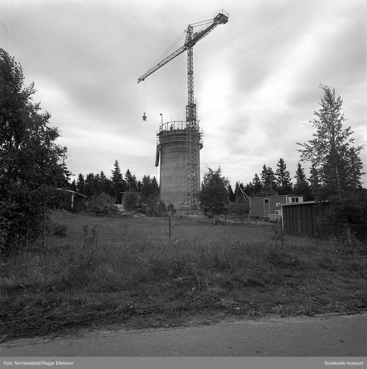 Bilder från bygget av vattentornet på Alnö, exteriör- och interiörbilder från gjutning och armering.