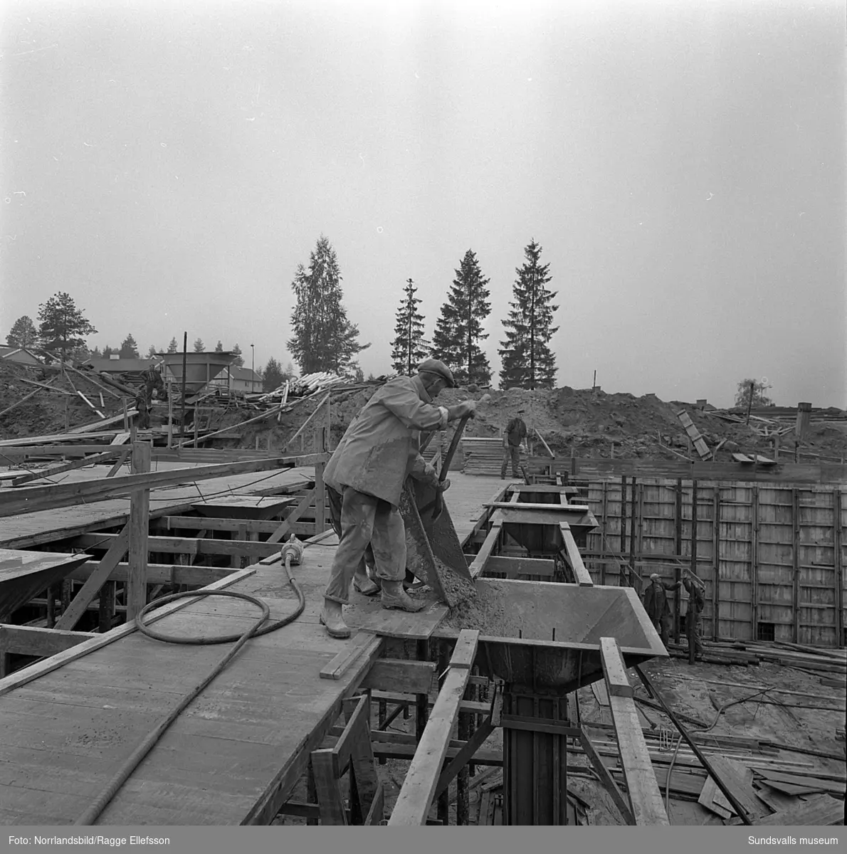 Gjutning av betongpelare vid bygget av vattenreservoaren i Sidsjön.