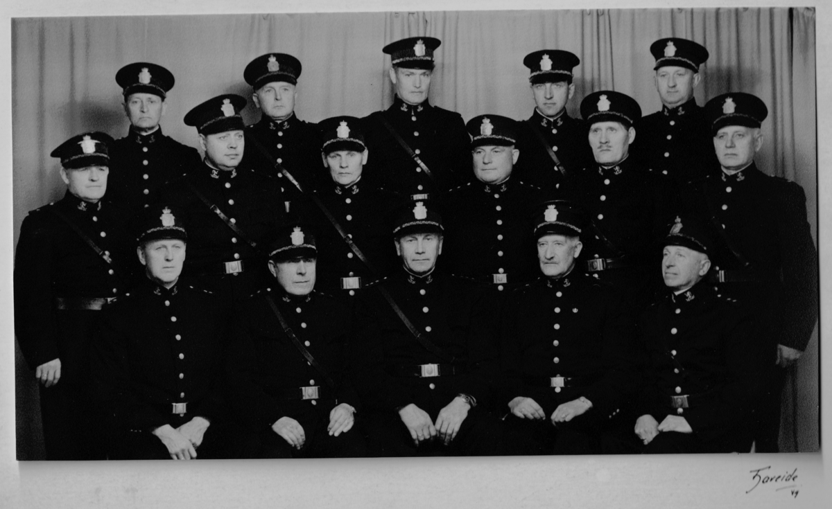 Politioverbetjent med førstebetjenter og distriktsbetjenter, 1949.