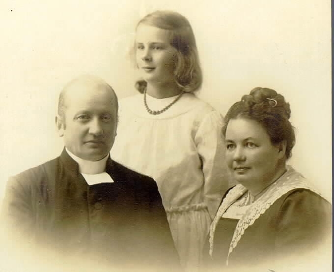 Per Dalborg med maka och dotter. Kyrkoherde S. Björke.