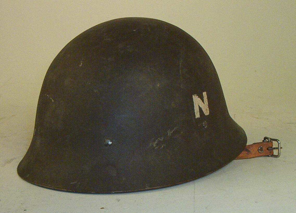 Stålhjelm, modell M/1942, med hakerem og merket på siden med en hvitmalt N.