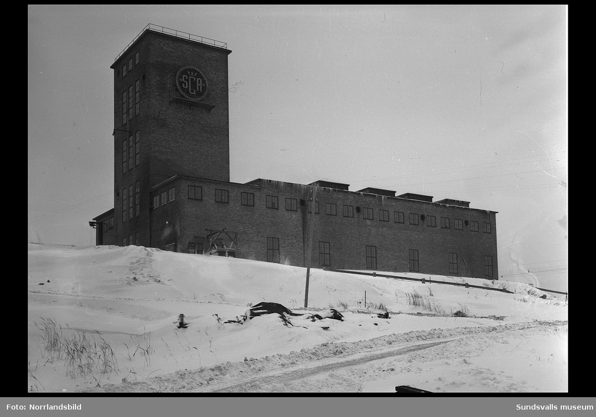 Ortvikens spritfabrik, exteriörbilder. Spritfabriken byggdes 1940-1941 och där tillverkades årligen cirka tre miljoner liter 95-procentig teknisk cellulosasprit. Spritframställningen lades ned 1958.