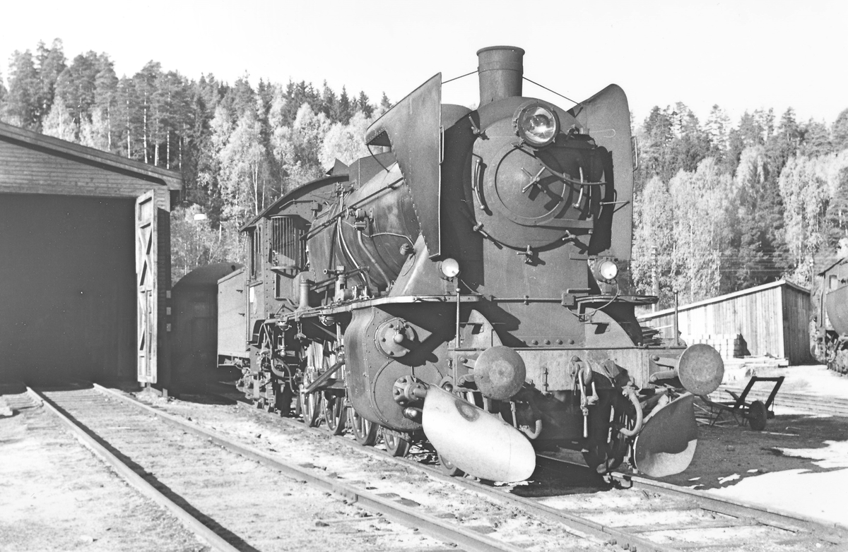 Damplokomotiv 45a nr. 2 utenfor lokstallen på Hønefoss.