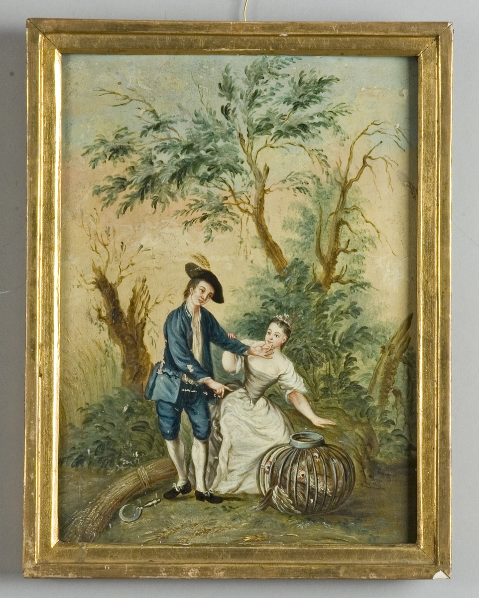 Ett ungt par i rokokodräkter på en änga med träd i bakgrunden. Han håller henne under hakan och ekar på en bur med hönor. På gräset ligger en skära och en sädeskärve.