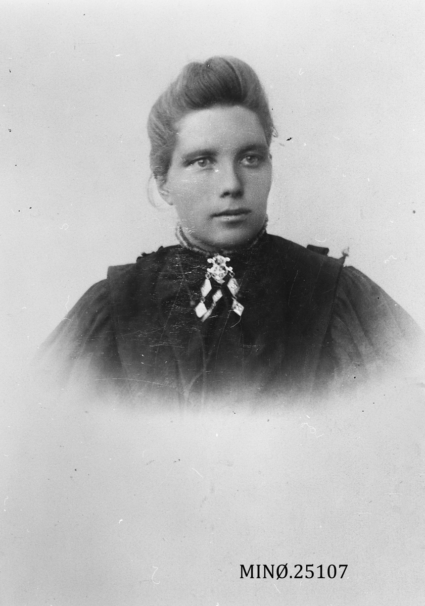 Portrett av kvinne - Sigrid Mortensdatter Hugubakken, født Riseggen (9/1-1873 - 29/9-1956)