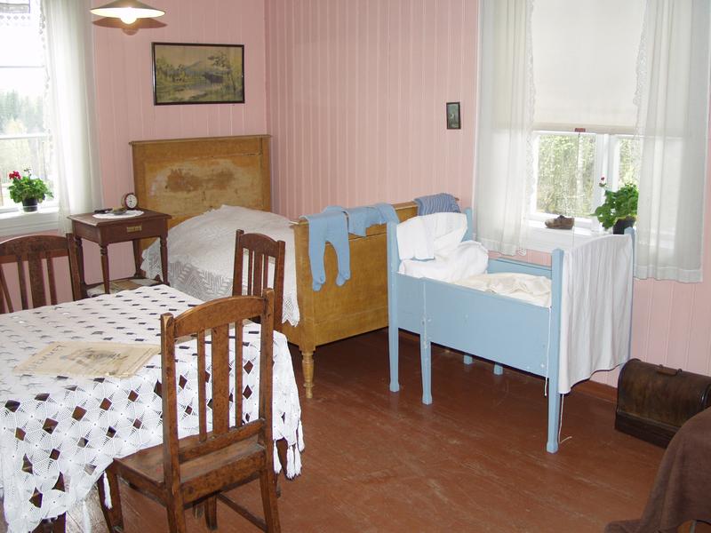 The living room in an apartment from the 30ties, where you can still see how the Klevfos worker and his family lived.