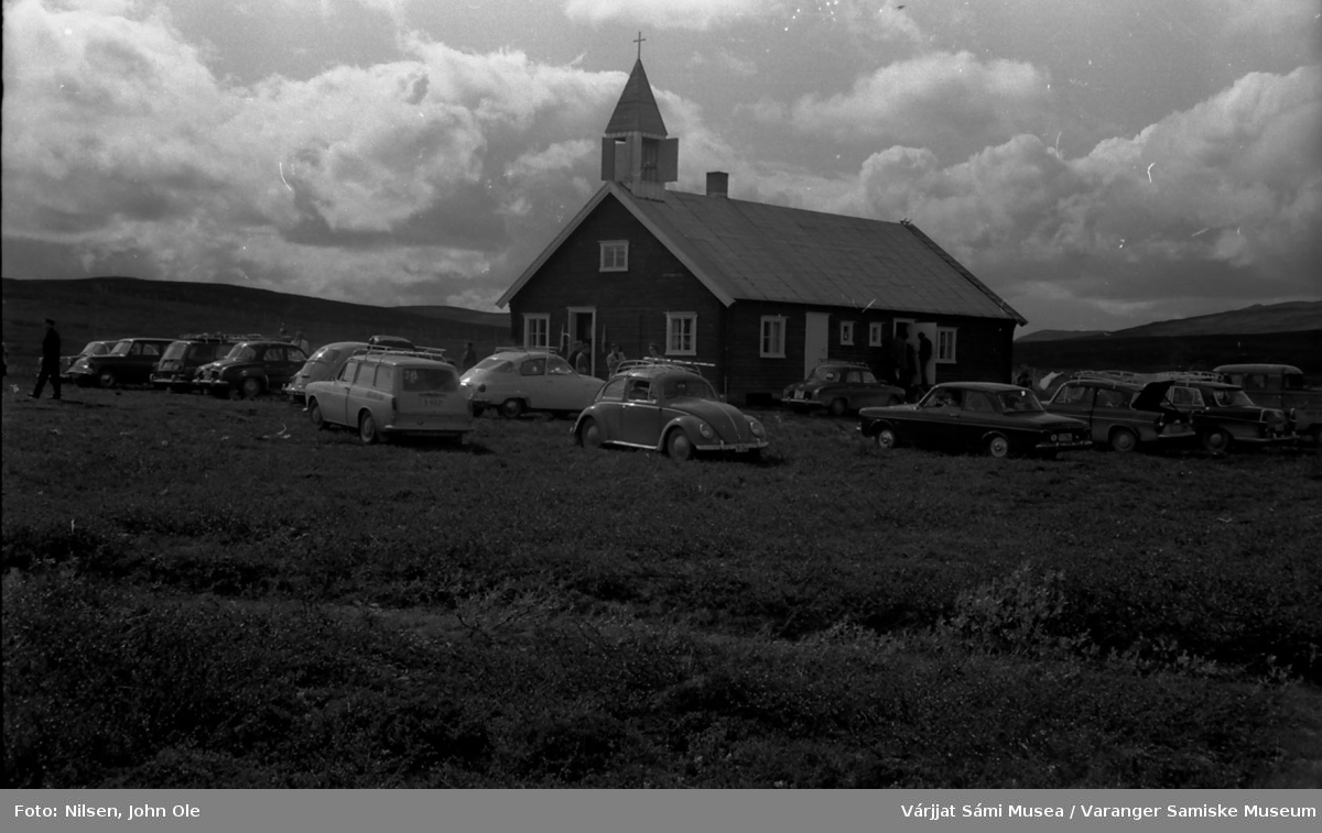 Biler parkert utenfor Sennalandet kapell også kalt Duoddar Sion (Viddas Sion). Sannsynligvis i forbindelse med gudstjeneste. 10. juli 1966.