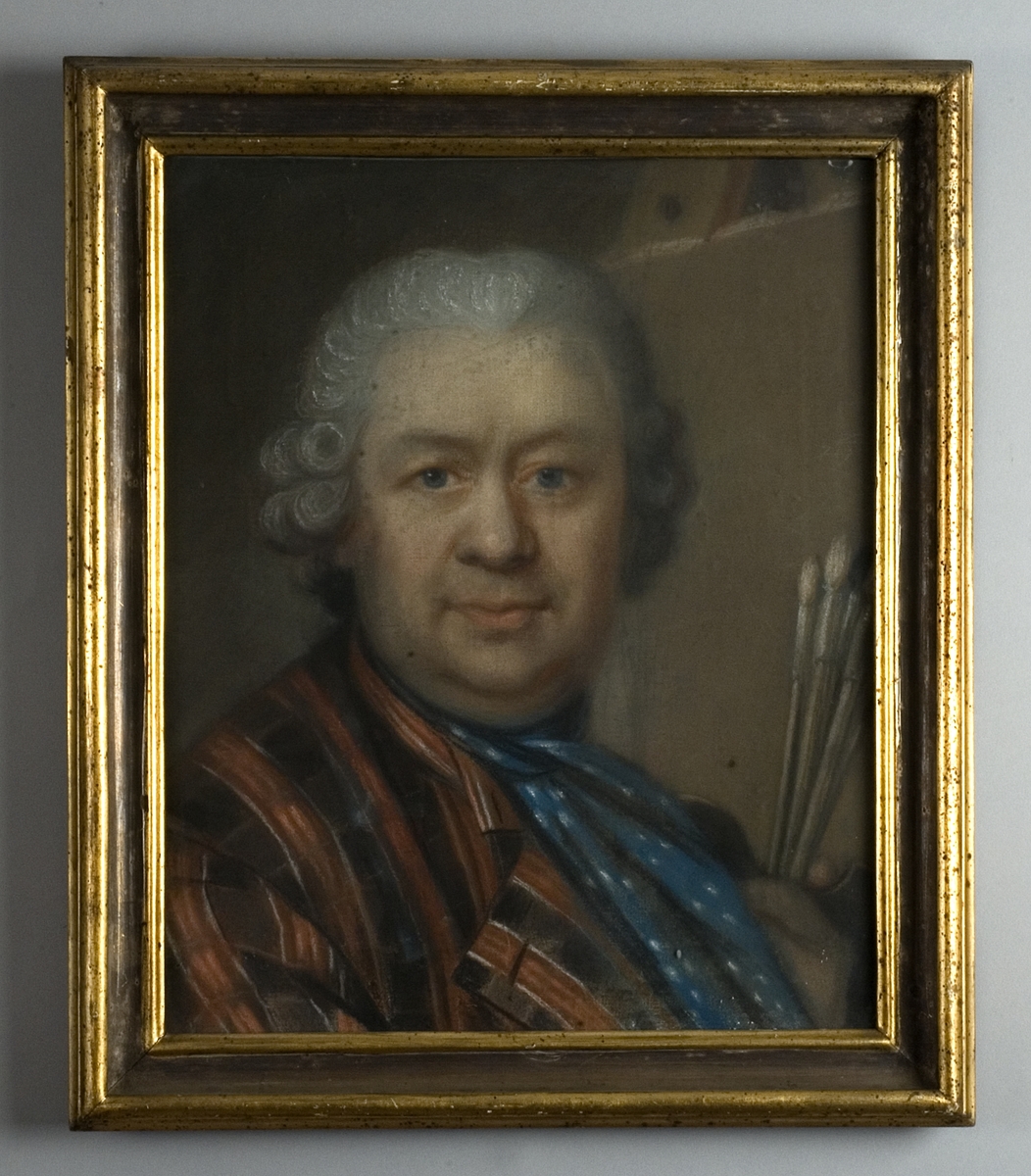 Bröstbild, en face,  av man i pudrad peruk, klädd i randig rock och blå-vit halsduk. I handen håller han ett knippe penslar.
