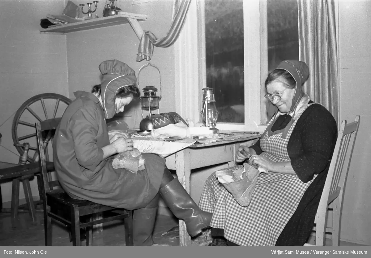 To kvinner sitter innendørs og syr skaller.  Nuvvus i  Finland 8. mars 1967.