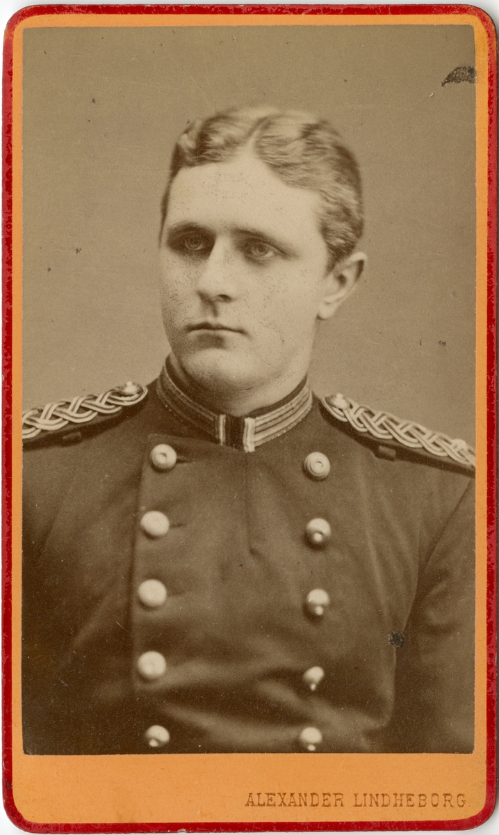 Porträtt av August Fredrik Bergh, officer vid Kronobergs regemente I 11.
Se även bild AMA.0006895.