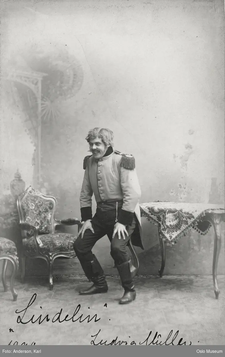 portrett, mann, skuespiller, rollebilde, Jan Wiedewelt i "Lindelin" Christiania Theater, kostyme, stående helfigur