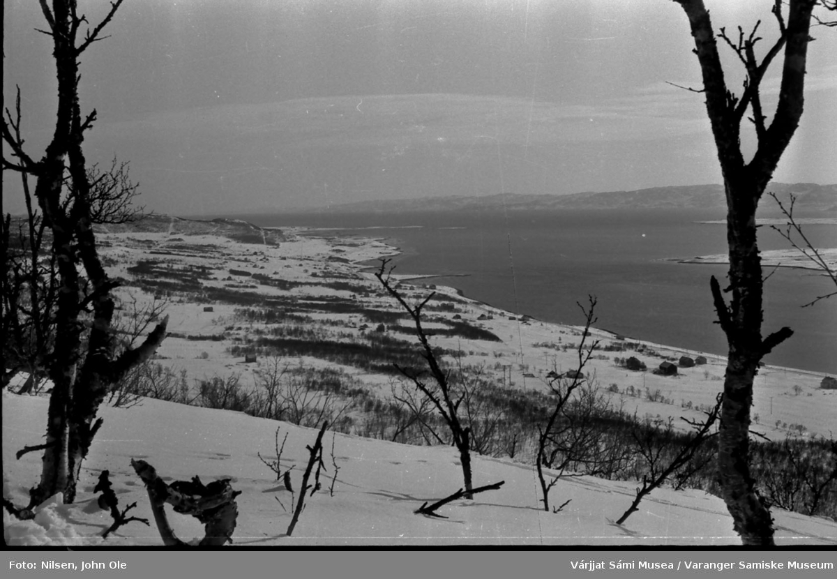 Utsikt over Bunes og deler av Abelsborg, tatt fra Gornitakfjellet. 1967.