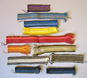 Fyrtiotvå stycken prover på vävda slipsband och band i ull. Banden, i olika färger, mönster och bredder är vävda i rips. Varp och inslag i kulört och naturfärgat ullgarn. 
WLHF-0369:24 är märkt med en klisterlapp med priset "89:-".
WLHF-0369:40 är märkt med en "SVENSK SLÖJD-etikett" med påskriften "nr 1666".
Första bilden visar WLHF-0369:1-4. 
Andra bilden visar WLHF-0369:5-9.
Tredje bilden visar WLHF-0369:10-16.
Fjärde bilden visar WLHF-0369:17-27.
Femte bilden visar WLHF-0369:28-32.
Sjätte bilden visar WLHF-0369:33-37.
Sjunde bilden visar WLHF-0369:38-42. 
I detta aggregat, WLHF-0369:1-42, finns band som också återfinns i aggregaten WLHF-0370-374.