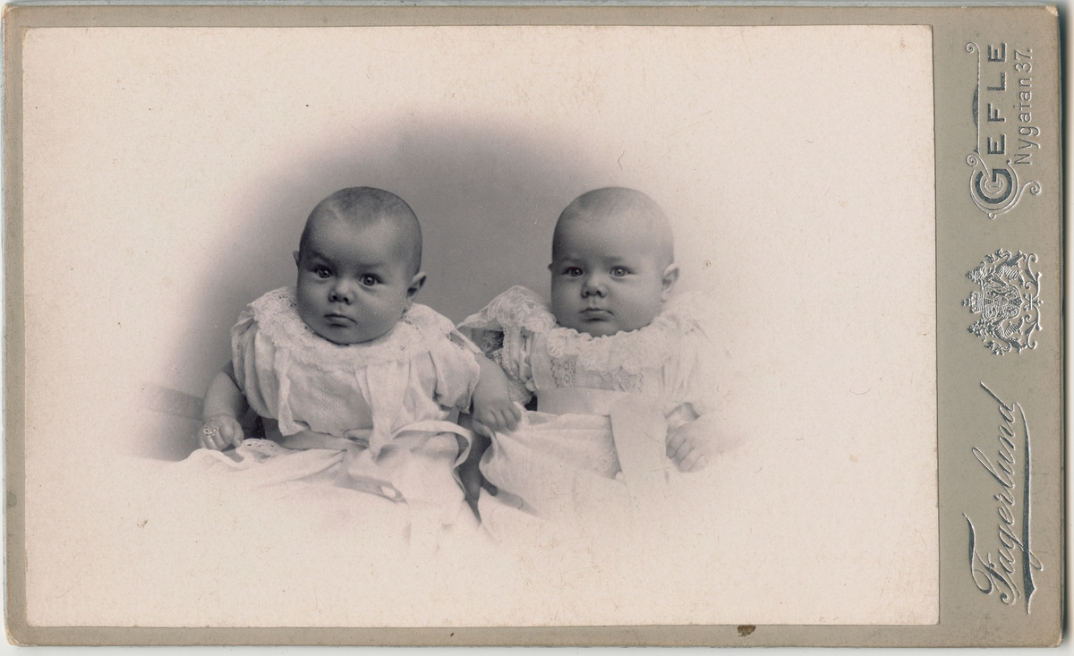 Kabinettsfotografi - två barn, sannolikt i dopkläder