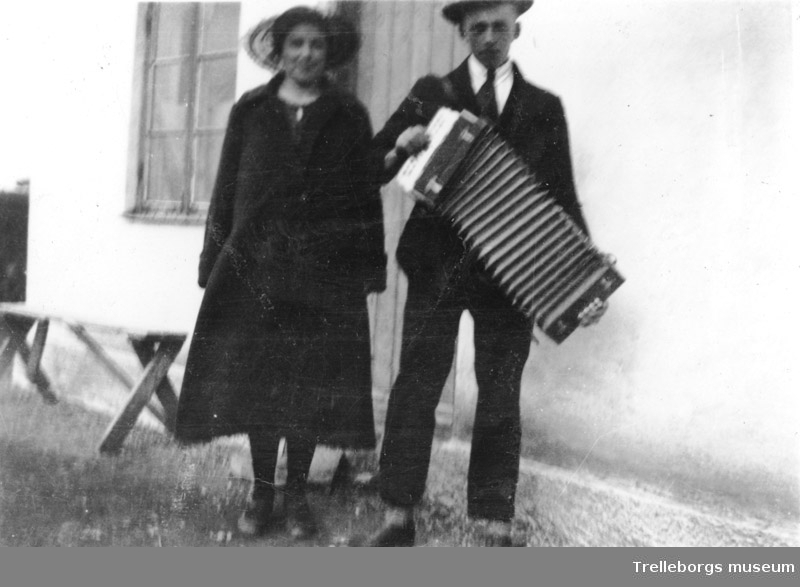 Albert och hans syster Marta utanför deras första stuga som byggdes år 1922 efter branden.