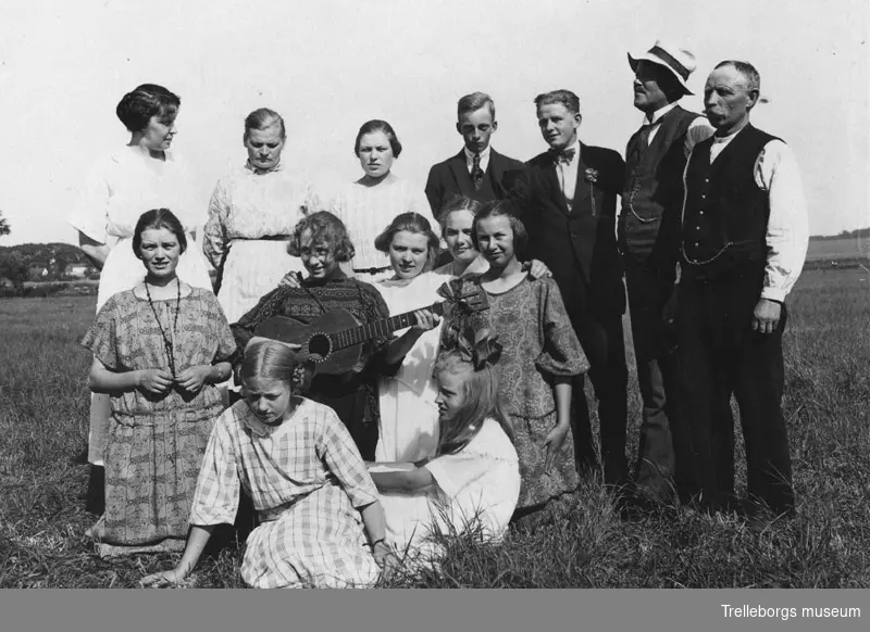 Albert och hans syster Marta med sina kamrater på fritiden när de gick på Östra Grevie Folkhögskola.