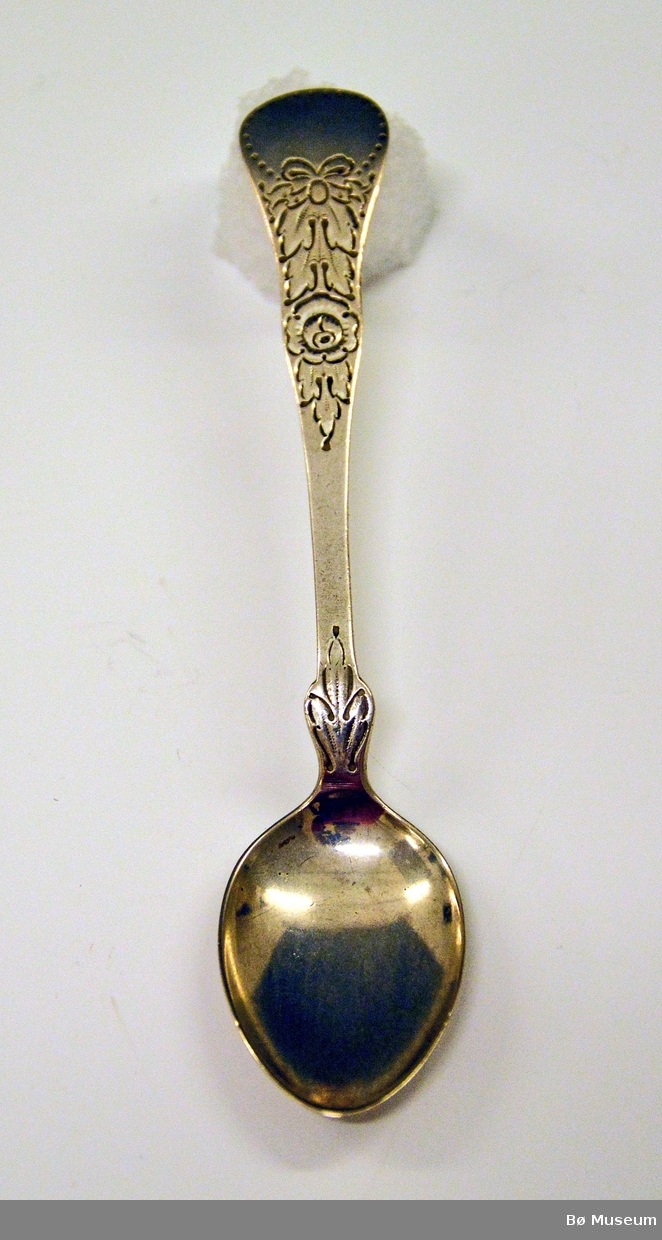 Liten sølvskje

Stempel: 830 S og utydelig merke.
Mønster: Rose