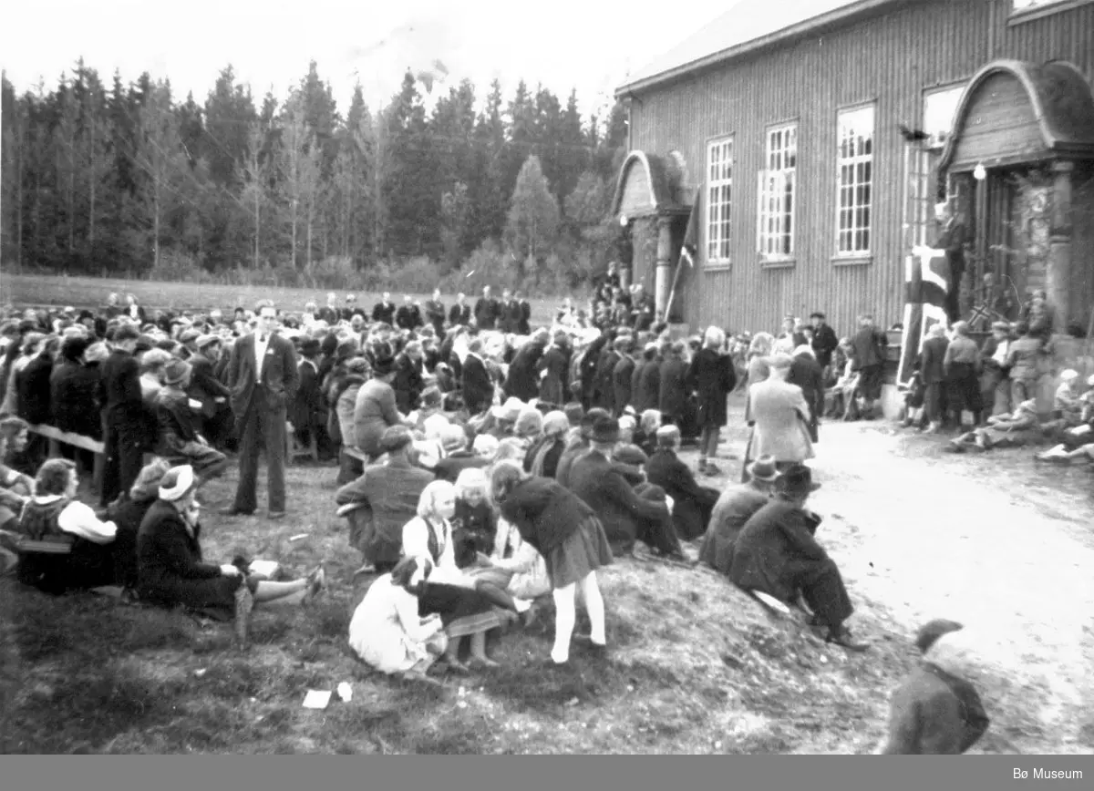Folkemengde samla utandørs ved Sandvin 17. mai 1945.