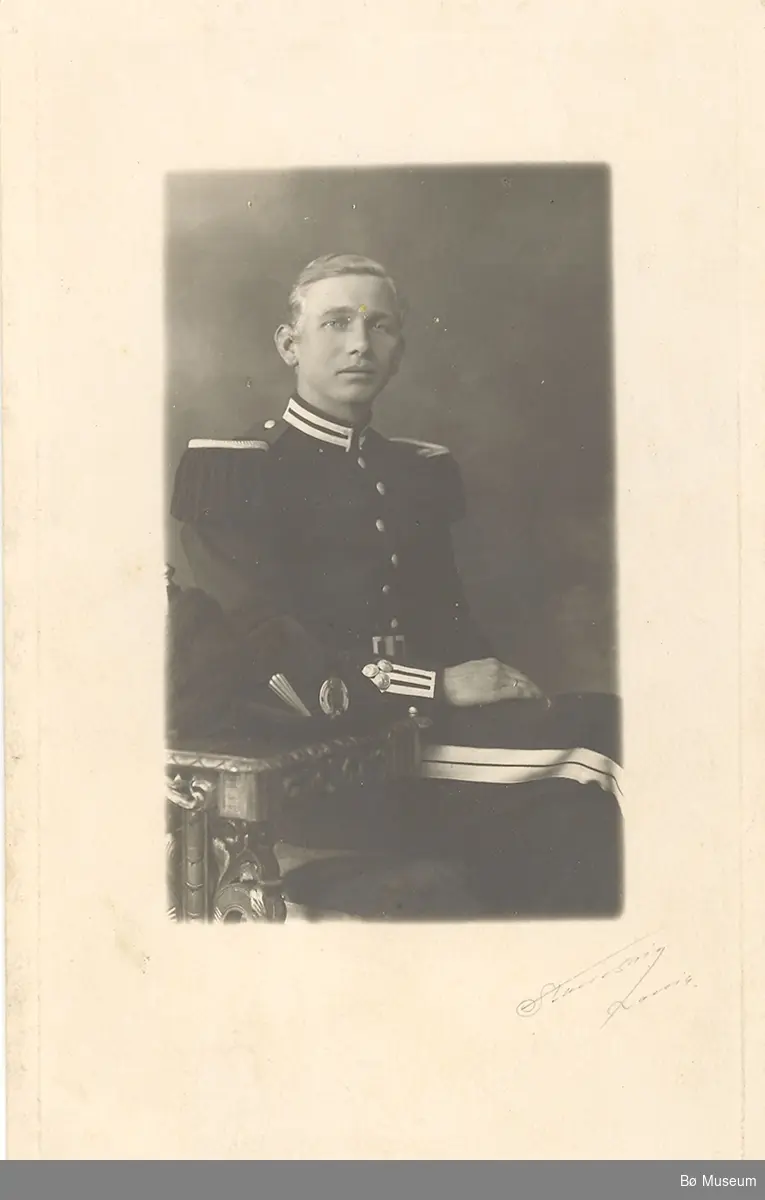 Ung mann, Torstein R. Odden frå Odden i Nes, fotografert i gardeuniform.