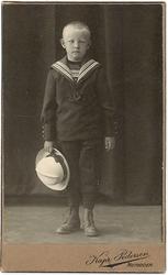 Halvor Klasson Eika, heilfigur, matrosdress