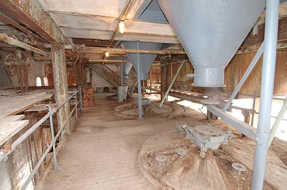 Gammel silo som man hadde flis i. Flisa blir tømt gjennom flissiloen og ned i 3 kokere