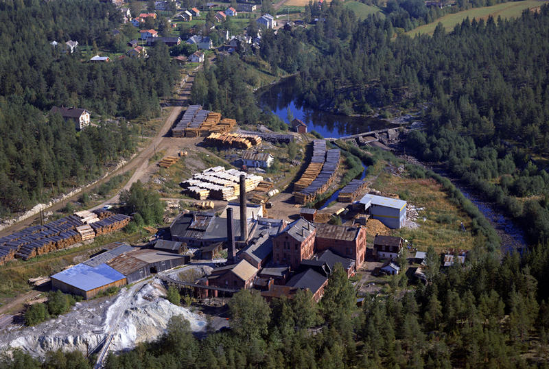 Flyfoto av fabrikkområdet til Klevfos, Bildet er tatt i 1967. Viser at det fremdeles er aktivitet på området