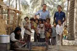 Mannskapet poserer med barn på gaten.