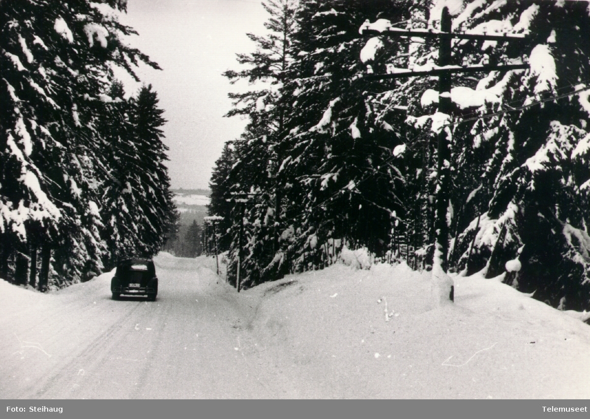 Linjekurs i vinterlandskap. I bakgrunnen en Folkevogn D-33823 fra Nybygda, ca 1960