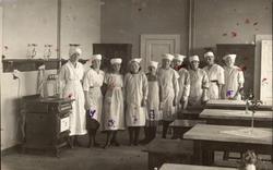 Gruppebilde av lærere og elever på Harstad folkeskoles skole