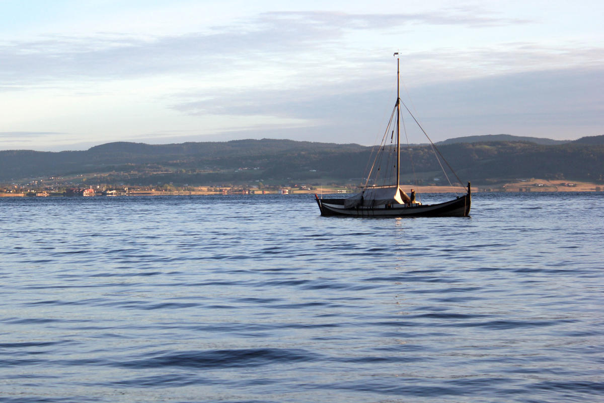 Med telt blir båten ekstra praktisk til turbruk.  Fra seilkurs på Museet Kystens Arv. (Foto/Photo)