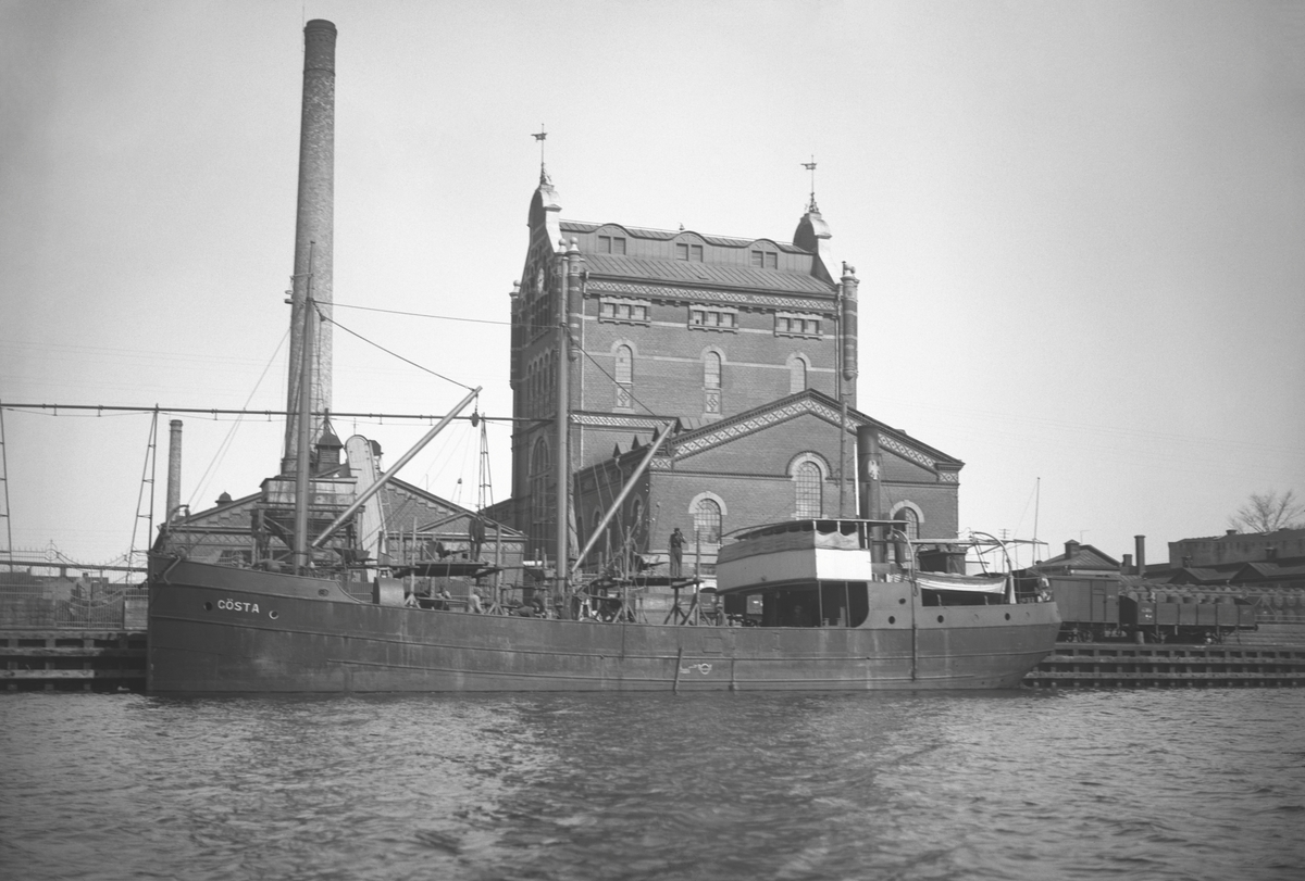 Lastångfartyget GÖSTA av Göteborg i Åhus hamn, 27 april 1919.