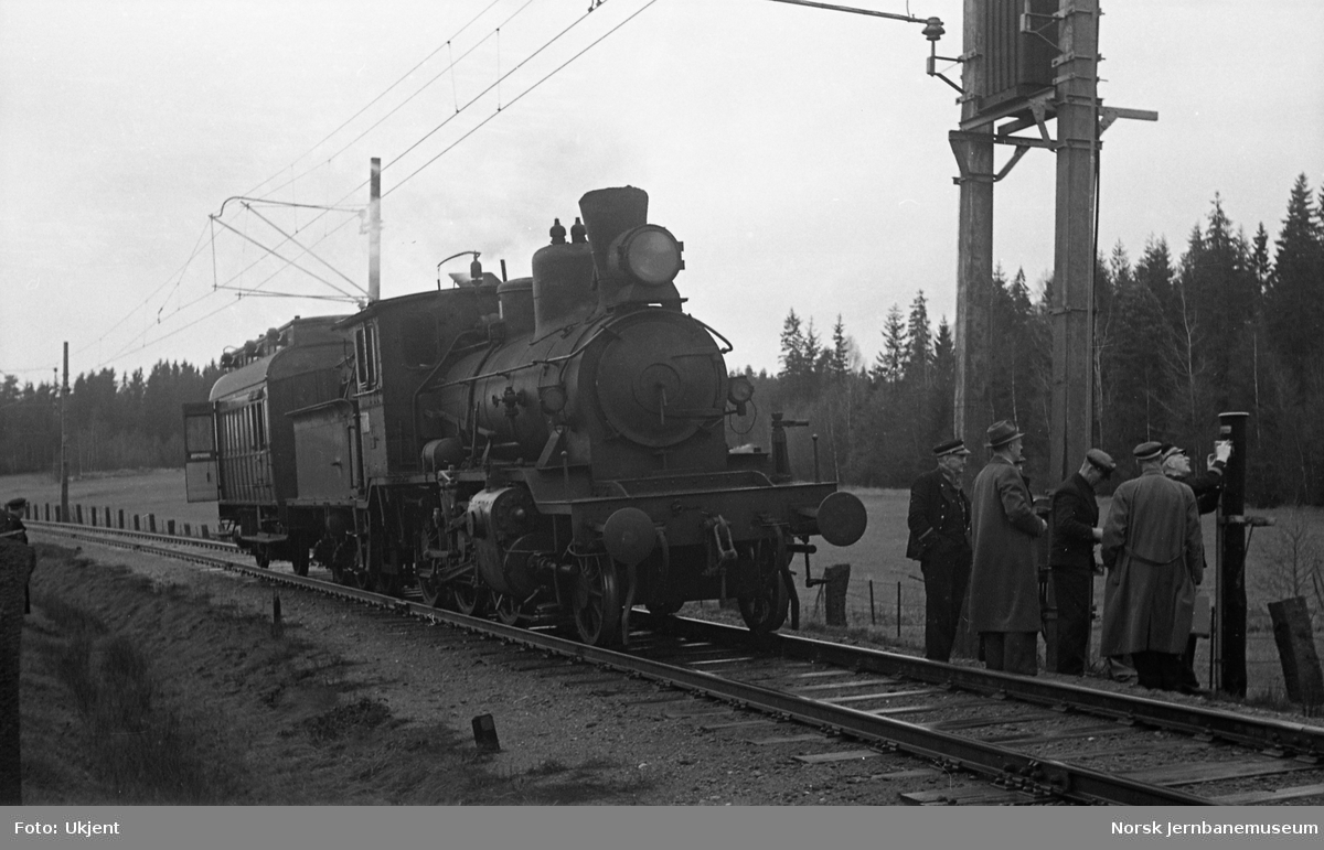 Damplokomotiv type 21c med sanitetsvogn, trolig på Østfoldbanen