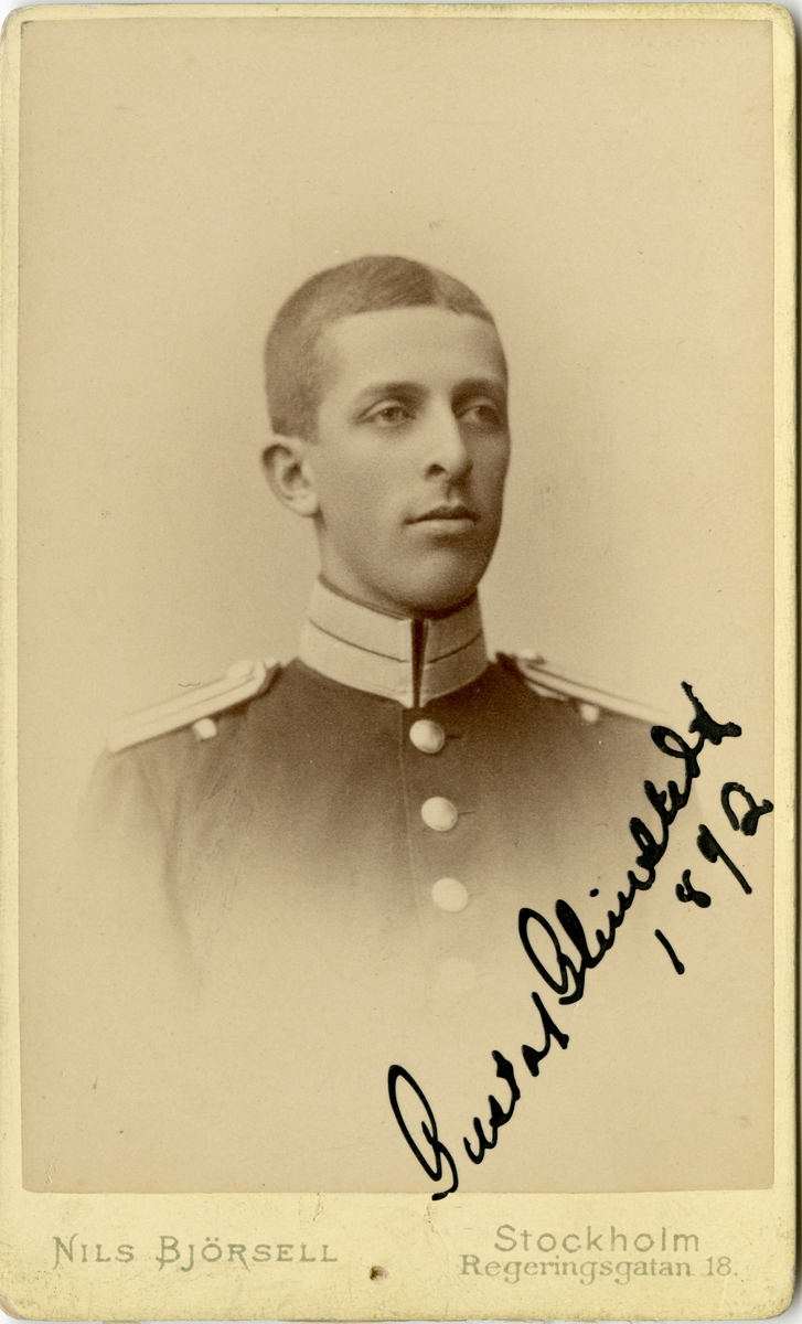 Porträtt av Peter Gustaf Glimstedt, underlöjtnant vid Göta livgarde I 2. Se även AMA.0007422.