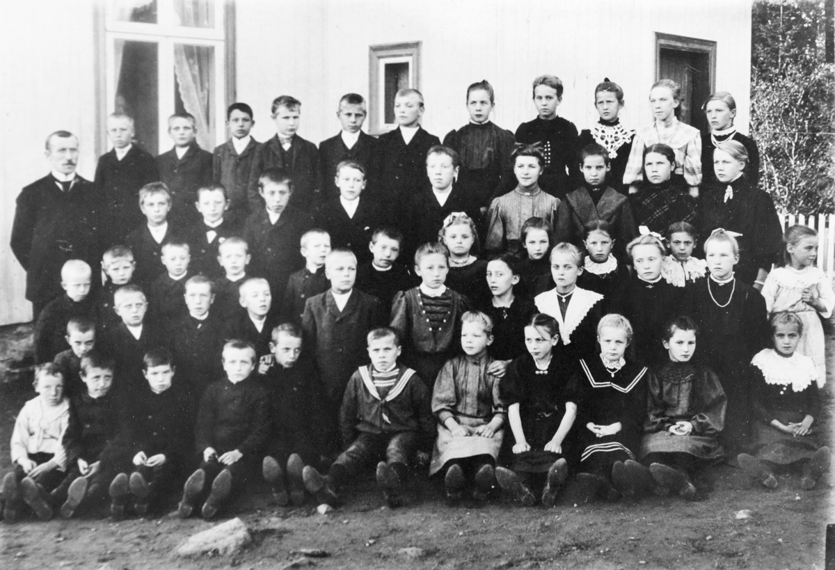 Skolebilde fra Mørk i Søndre Høland 1908
